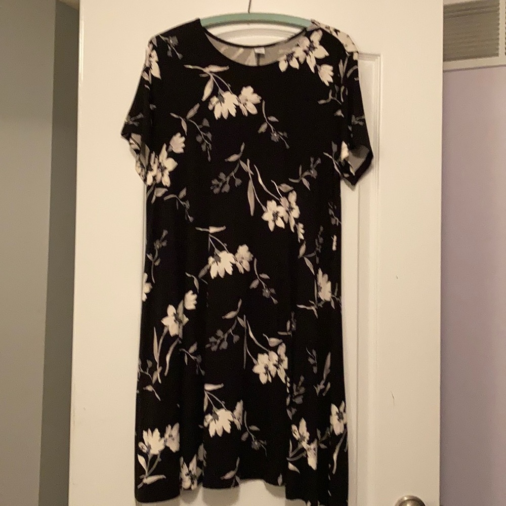 Black flower short sleeve dress